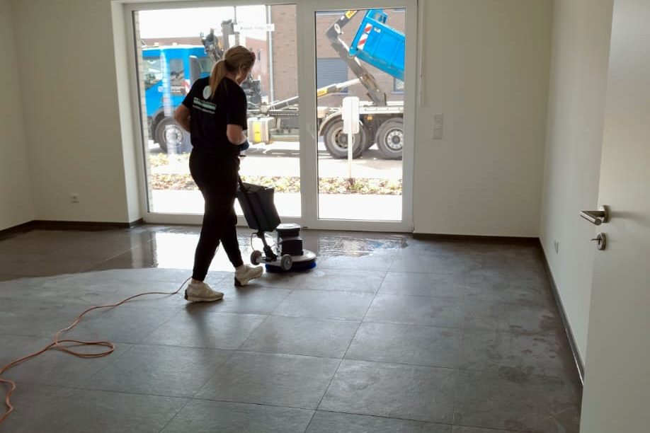 Bauendreinigung: Zwei Mitarbeiterinnen reinigen den Boden in einem Neubau