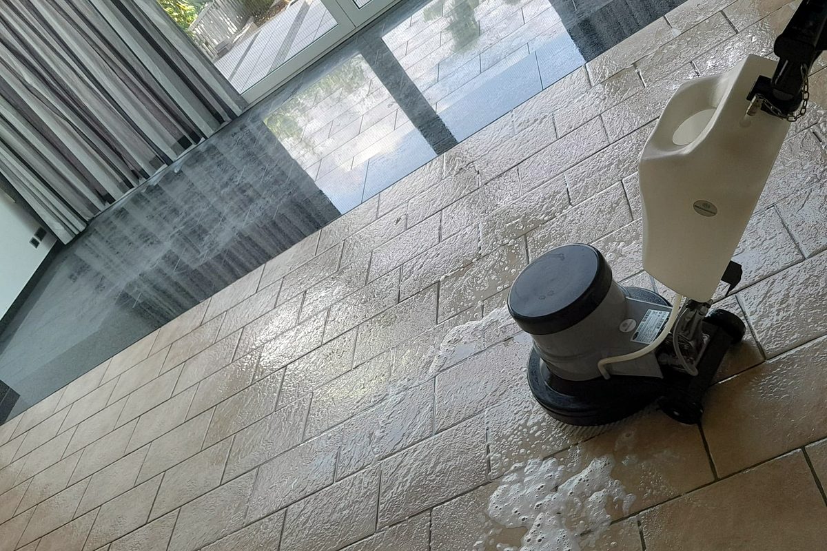 Maschinelle Bodenreinigung einer großen Fliesenfläche