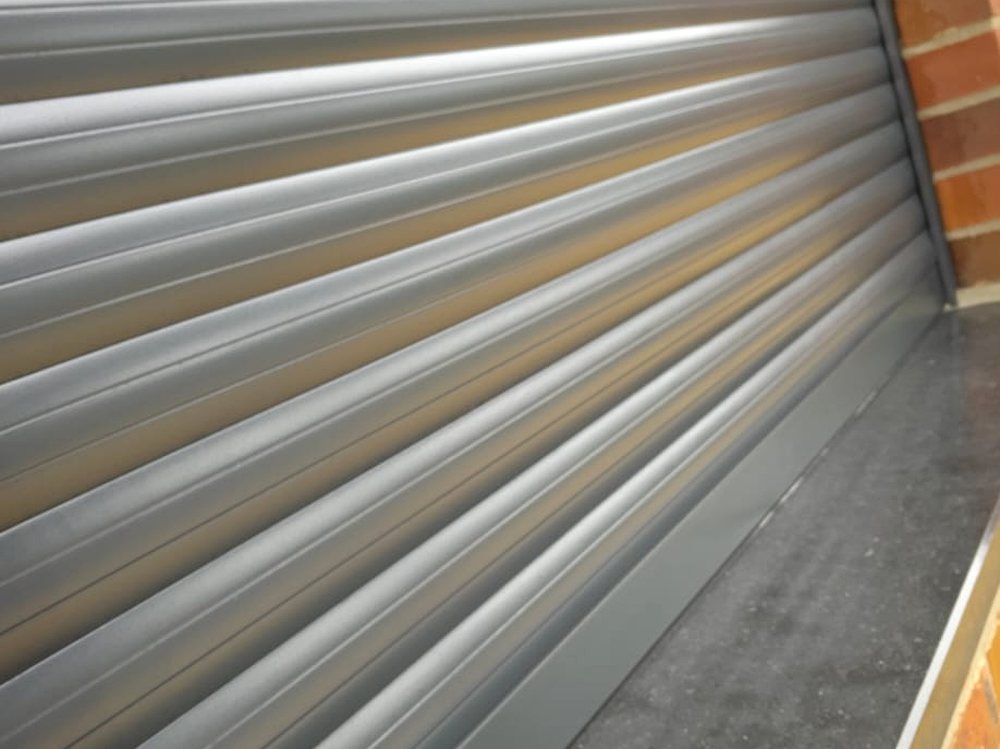 Gereinigtes Rolltor mit Aluminiumlamellen an einem Gewerbeobjekt
