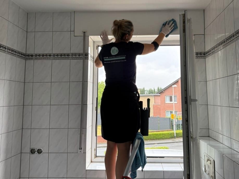 Fensterreinigung in einem Badezimmer