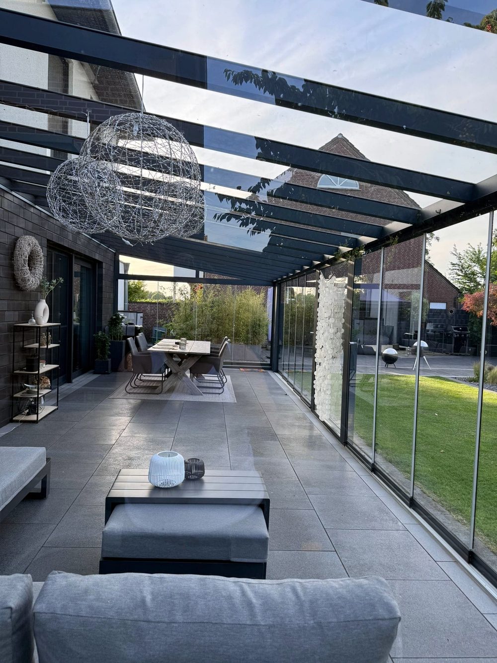 Gereinigtes Glasdach und Glasfront einer überdachten Terrasse
