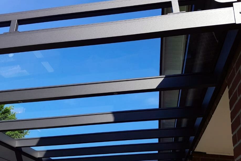 Gereinigtes Glasdach einer Terrassenüberdachung von unten
