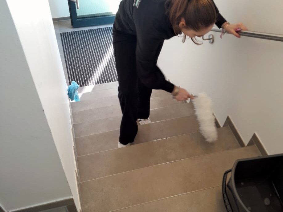 Treppenhausreinigung in einem Mehrfamilienhaus