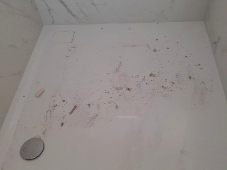 Verschmutzte Duschwanne nach Bauarbeiten