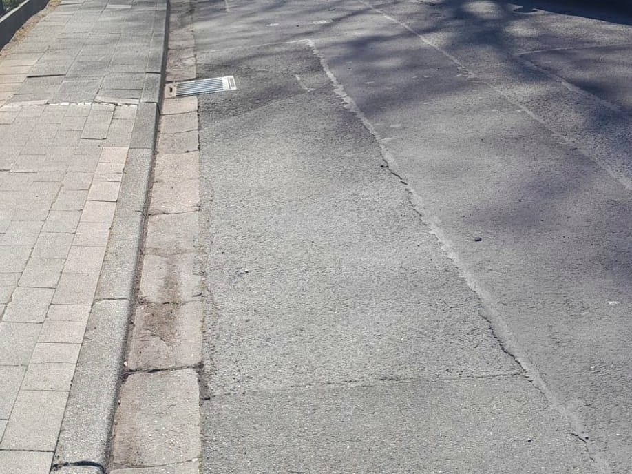 Derselbe Gehweg nach der Reinigung durch Gashi Immobilienservice