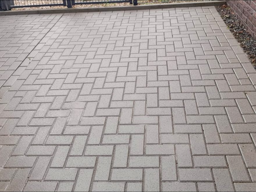Dieselbe Pflasterfläche nach der Reinigung